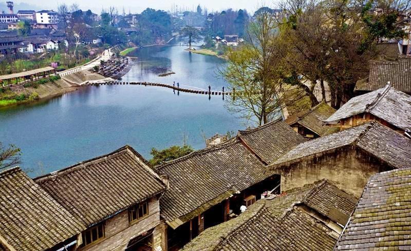 爱心人士行程1900公里给山区老人送1000双袜子和棉服,希望老人过个幸福年